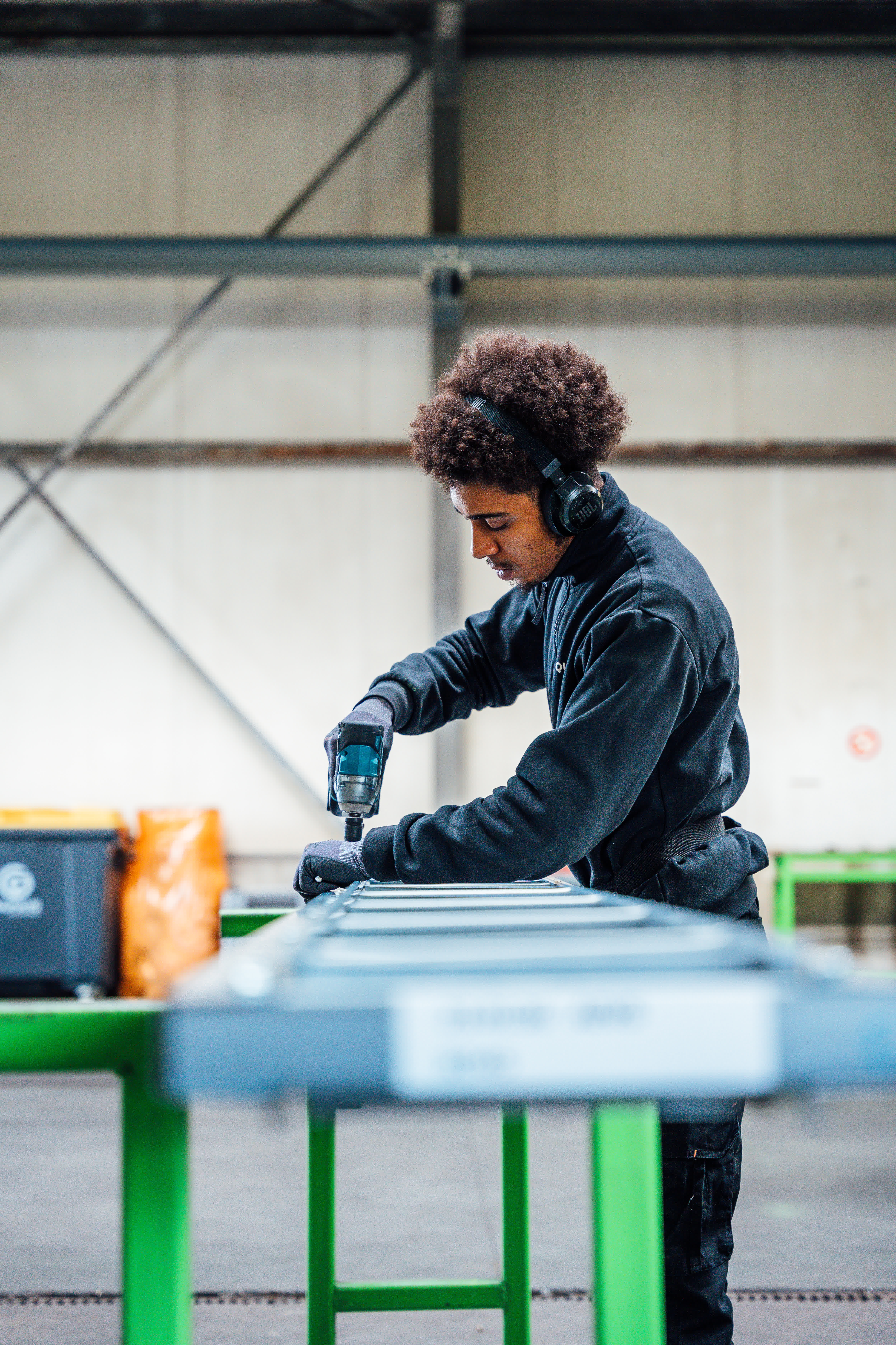 voorkant van de medewerker die aan het werk is