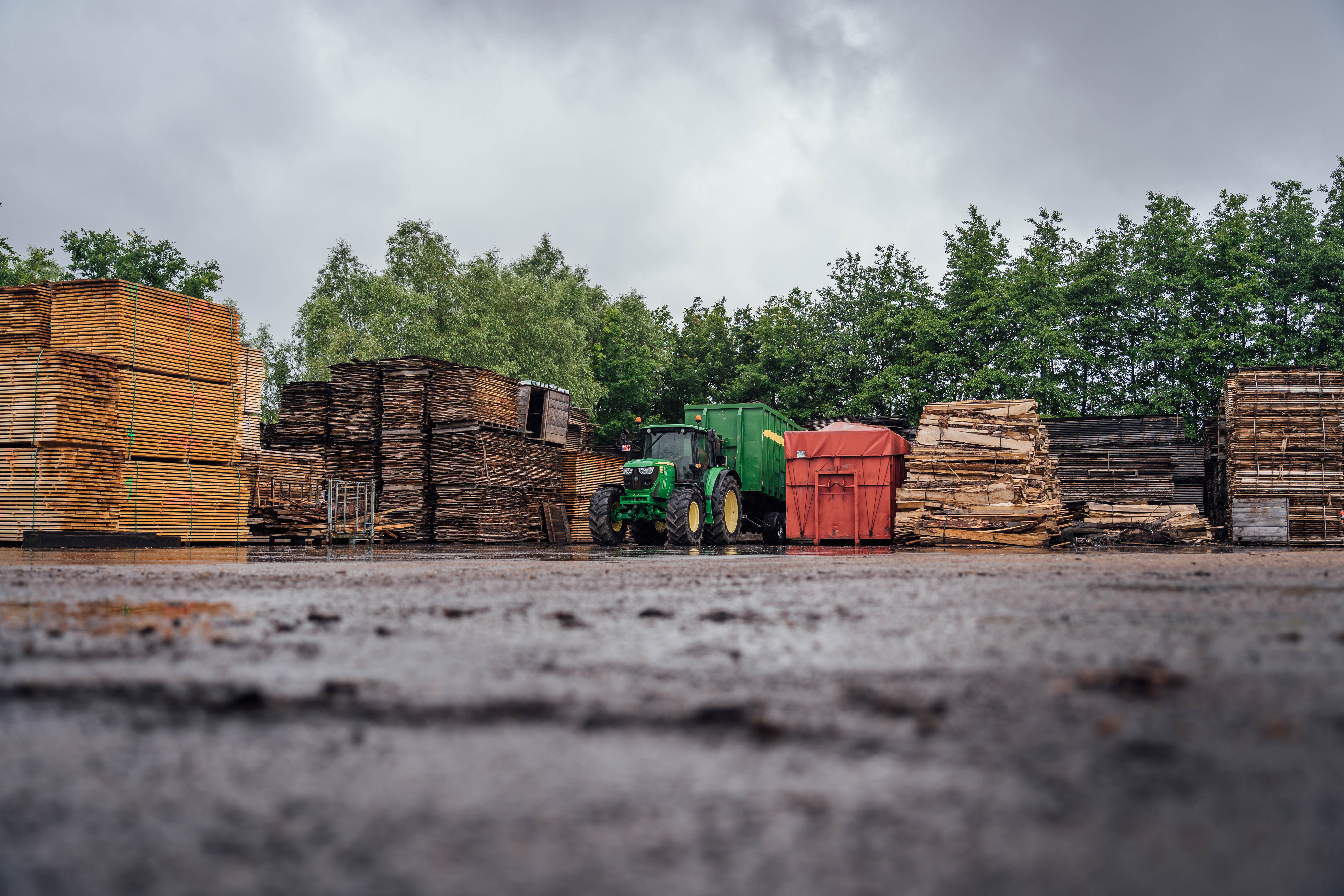 wide angle shot van traktor die tussen hout staat